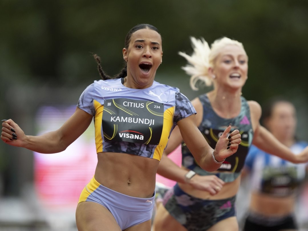 Ditaji Kambundji célèbre son record national pendant le 100m haies féminin au Citius Meeting de Berne le 4 août 2023.