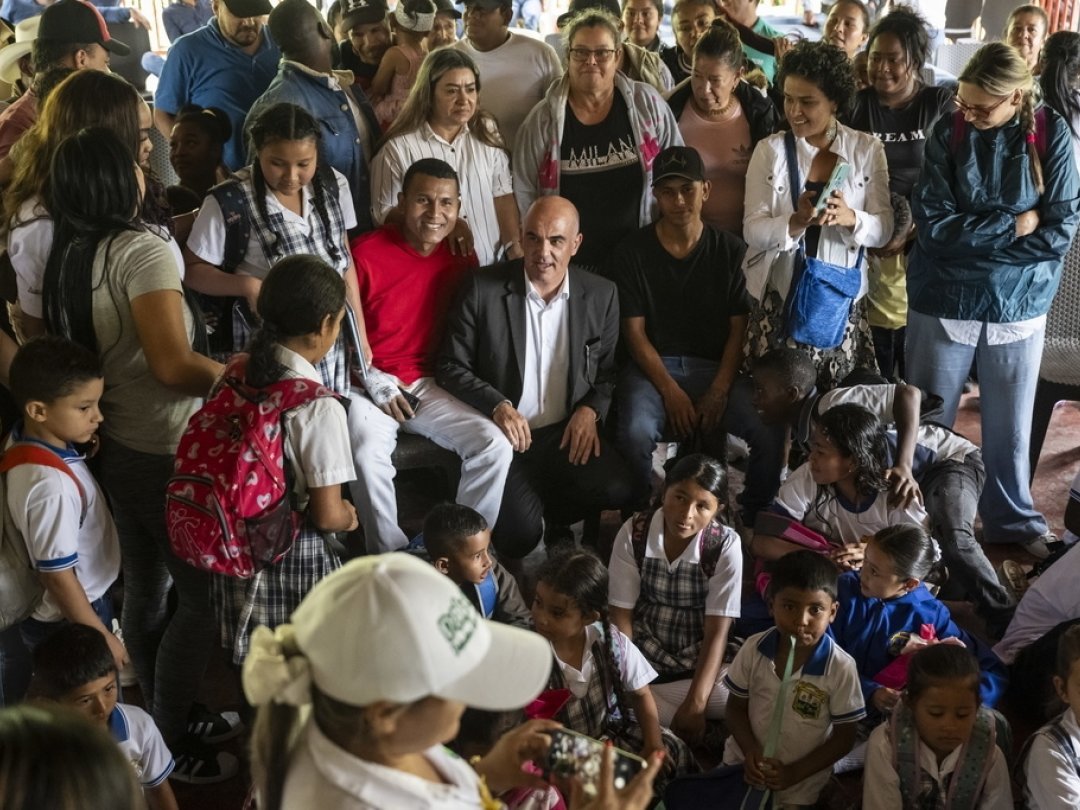 Alain Berset pose avec d'anciens combattants et leurs enfants sur un des sites de réintégration colombien.