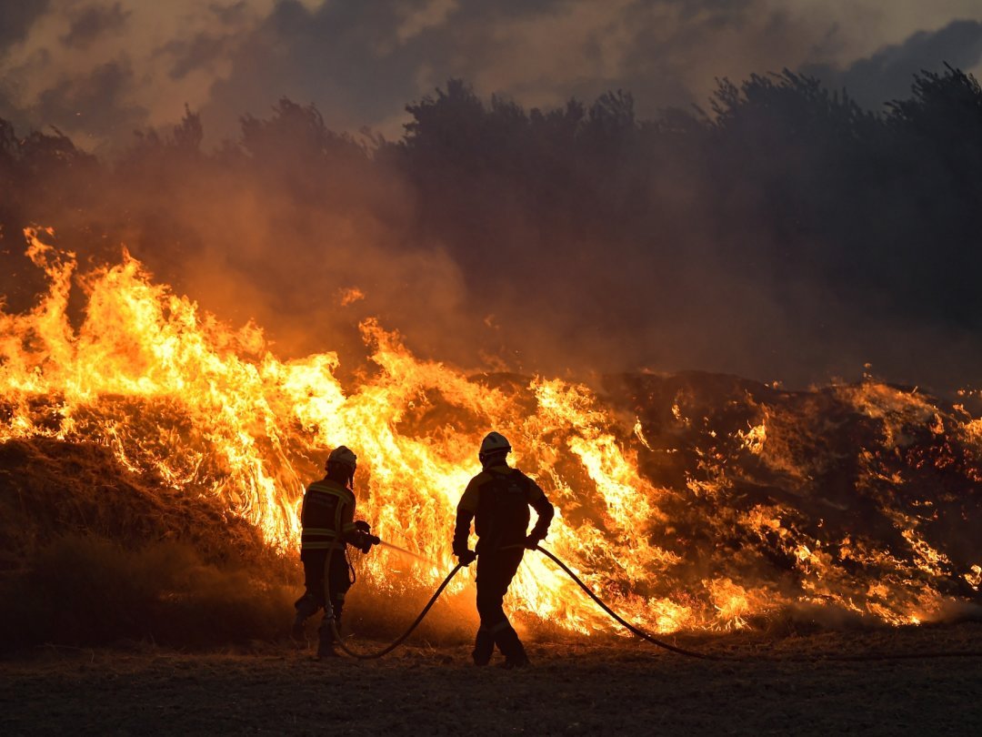 Des pompiers face aux flammes à Mendigorria, dans le nord de l'Espagne, le 24 août dernier.