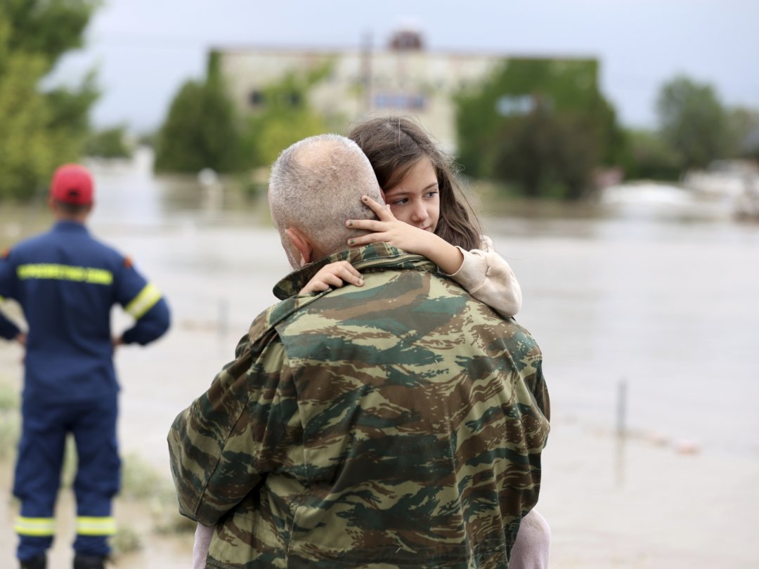 Ilias Chatziliadis et sa fille Georgia après leur évacuation d'un bâtiment inondé à Larissa, en Grèce, ce 6 septembre.