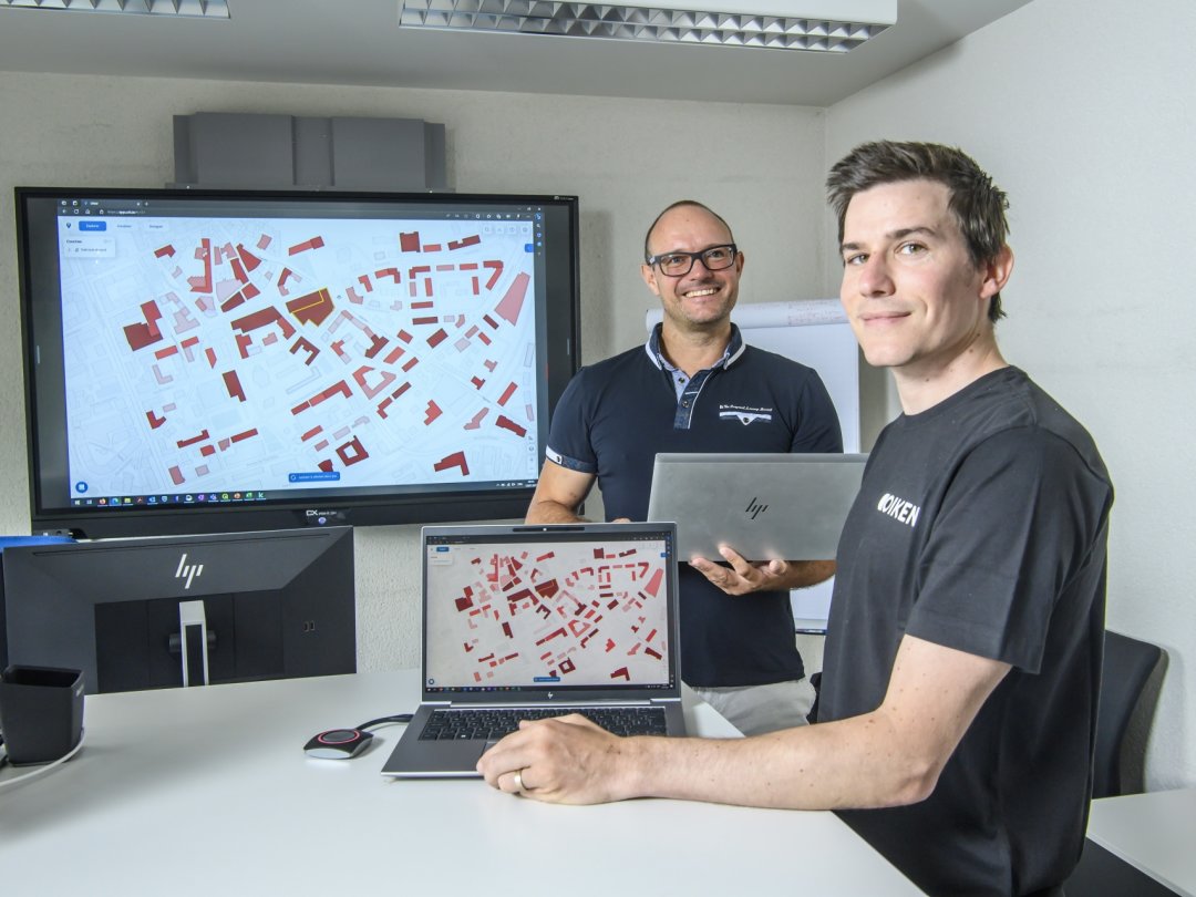 Chez Oiken, William Ruppen (au premier plan) et Thierry Bernhard utilisent le logiciel développé par la start-up Urbio pour planifier le chauffage à distance de Sion.