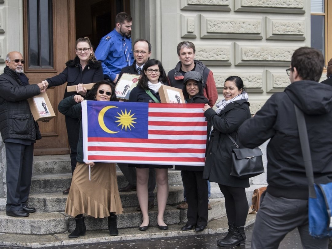 Lukas Straumann, directeur du Fonds Bruno Manser (au milieu, derrière), lors du dépôt d'une pétition contre la corruption, en mars 2018 à Berne. La Fondation Manser réclamait la restitution de 104 millions de francs au fonds d'État malaisien.