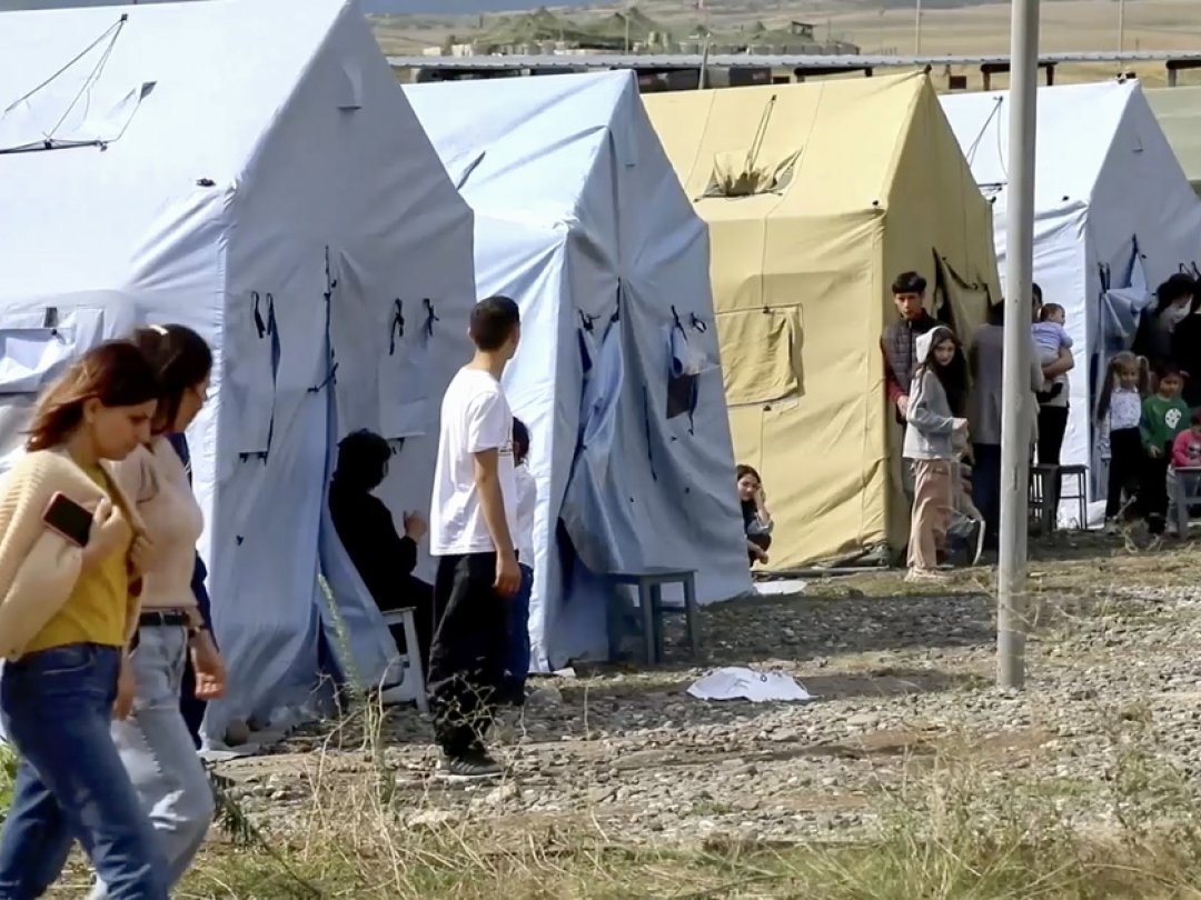 Des civils sont hébergés dans un camp près de Stepanakert, au Nagorny Karabakh, en attendant de pouvoir être relogés.
