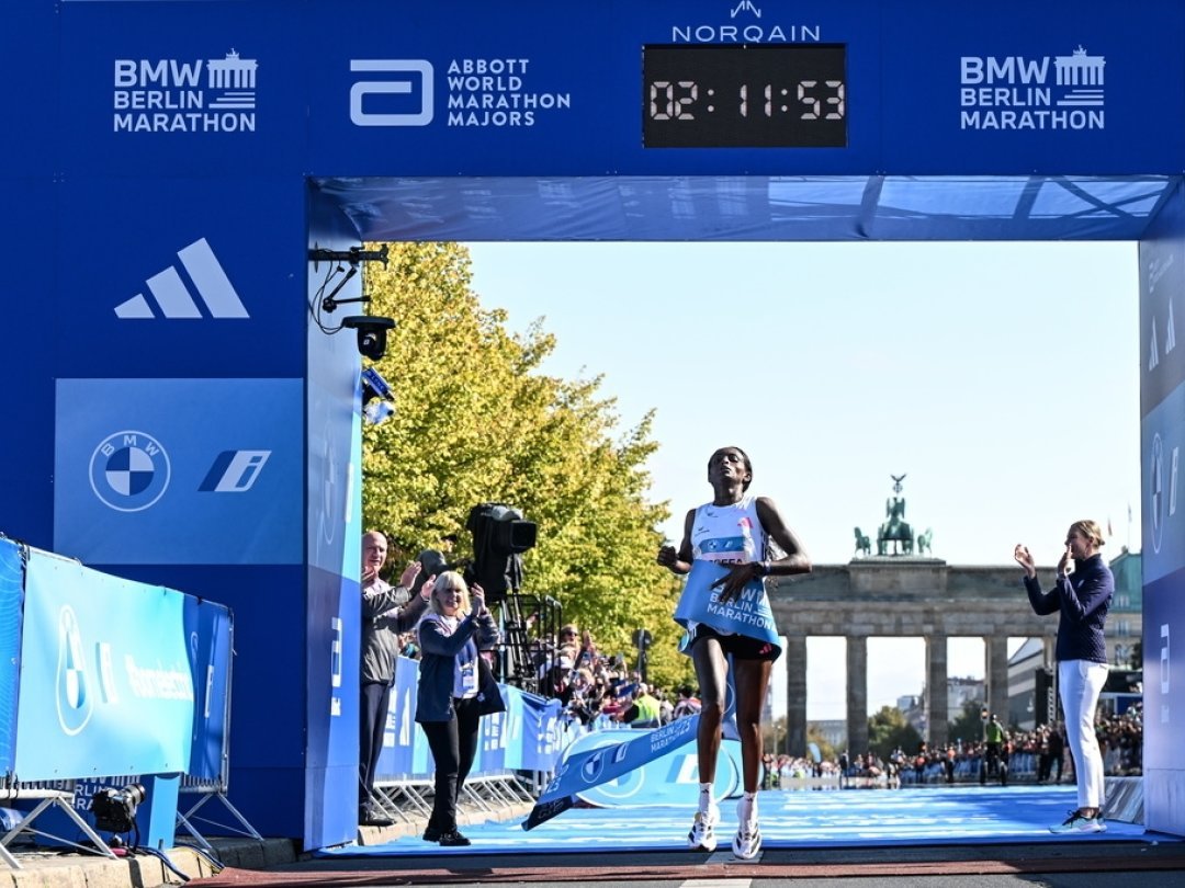 L'Ethiopienne Tigst Assefa remporte le marathon de Berlin avec un nouveau record du monde.
