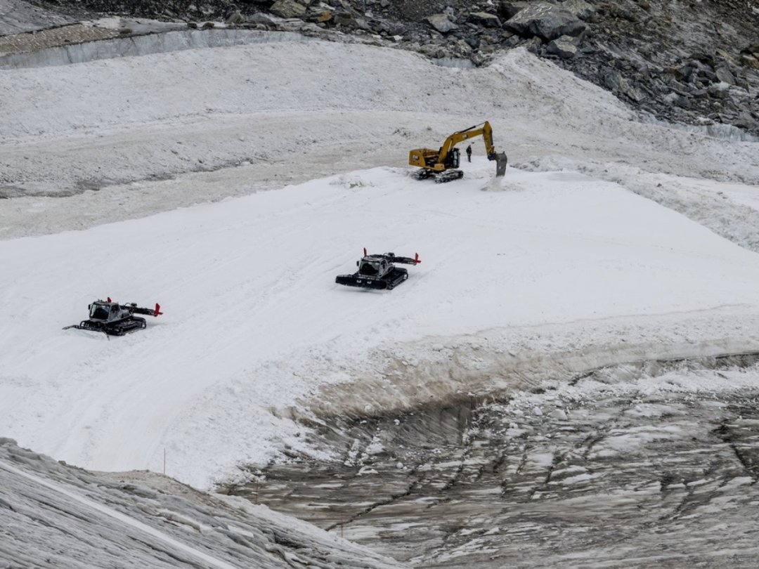 Les dameuses et les pelleteuses s'activaient toujours mercredi pour préparer la piste de descente de Zermatt/Cervinia.