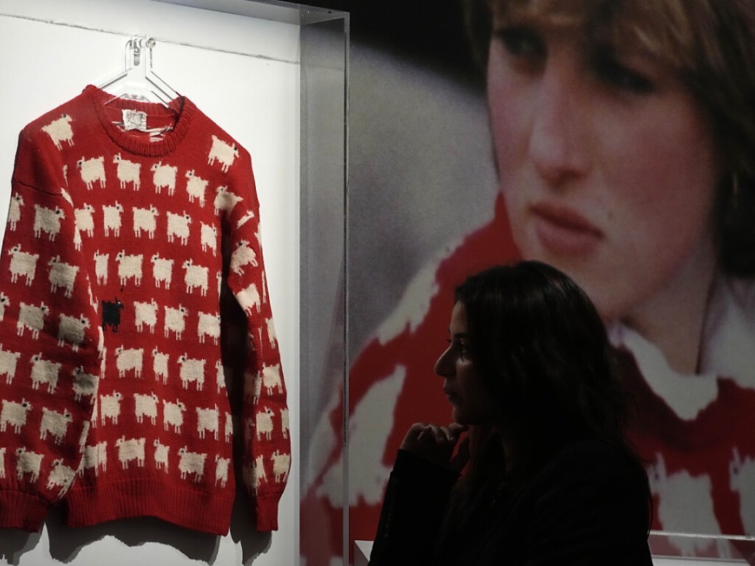 Juste après ses fiançailles, Diana Spencer avait revêtu ce pull rouge aux motifs de moutons blancs, à l'exception d'un noir, lors d'un match de polo auquel assistait le Prince Charles en juin 1981.
