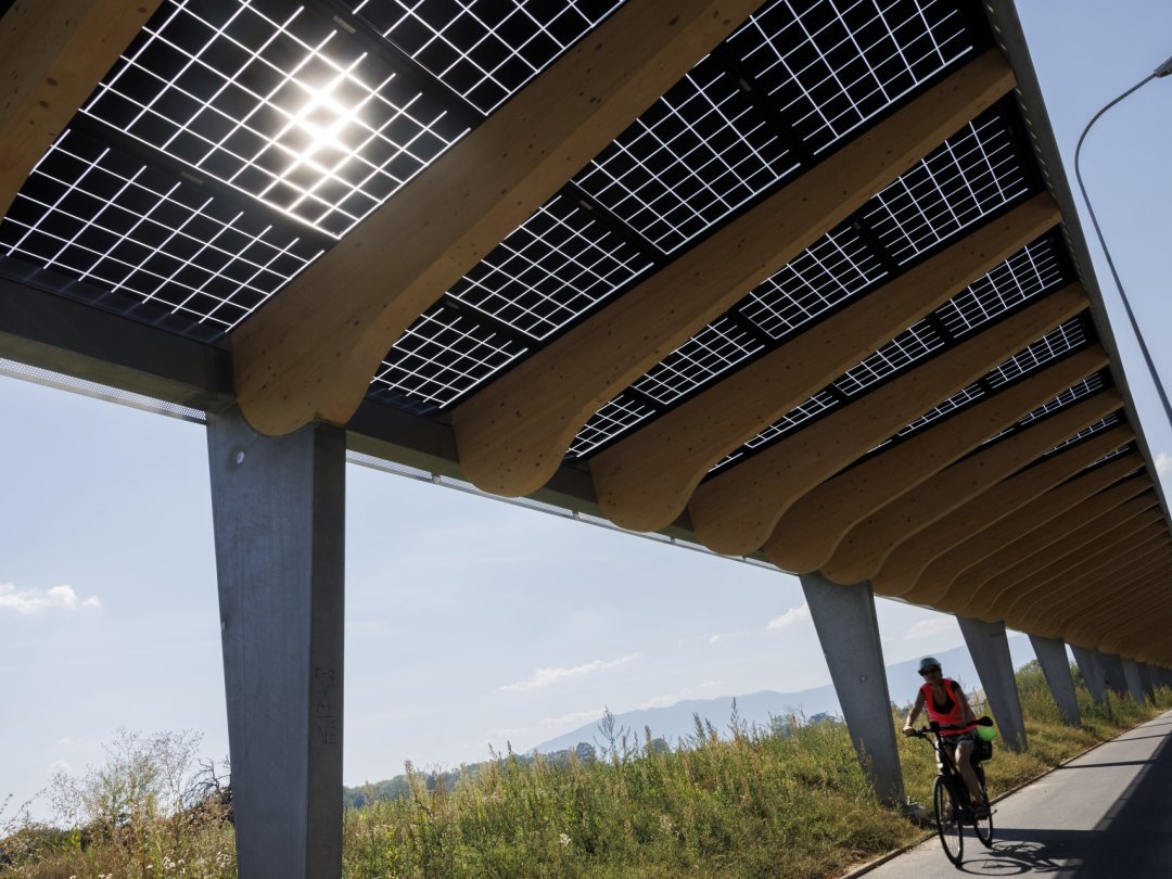 La première piste cyclable solaire de Suisse "Solar Horizon" est une installation photovoltaïque de 200 mètres de long avec plus de 860 m2 de panneaux solaires.