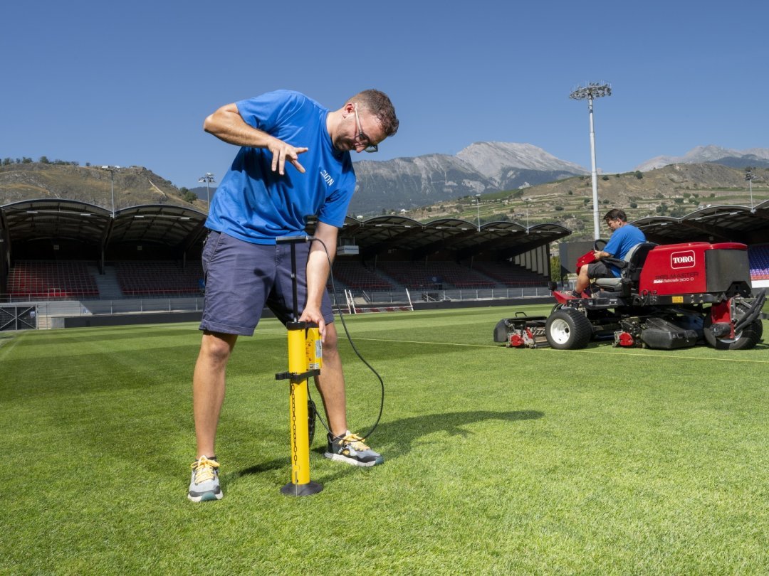 Johan Roh mesure la dureté de la pelouse du stade de Tourbillon à l’aide d’un marteau Clegg durant la préparation avant le match entre la Suisse et Andorre.