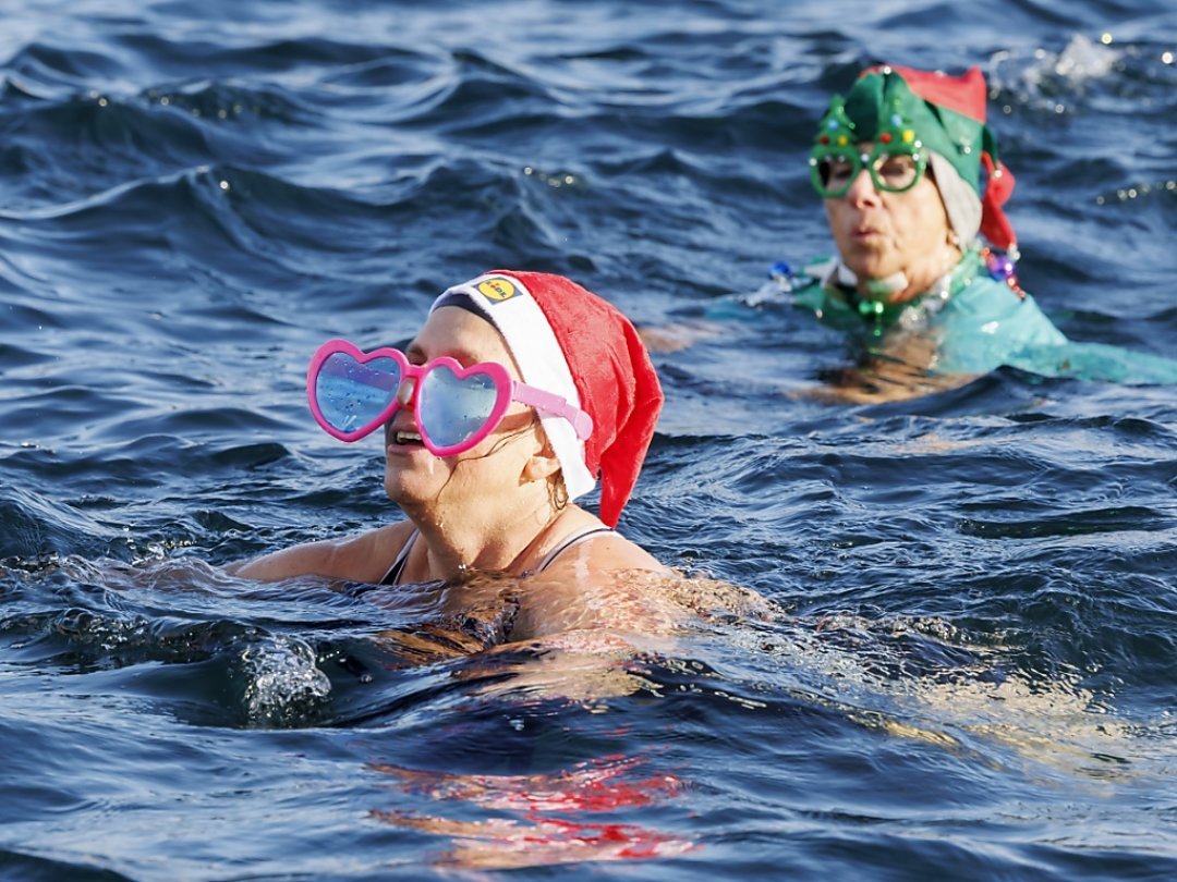 Les participants à la Coupe de Noël ont à nouveau rivalisé en termes de déguisements dans une eau à un peu plus de 8°C à Genève.