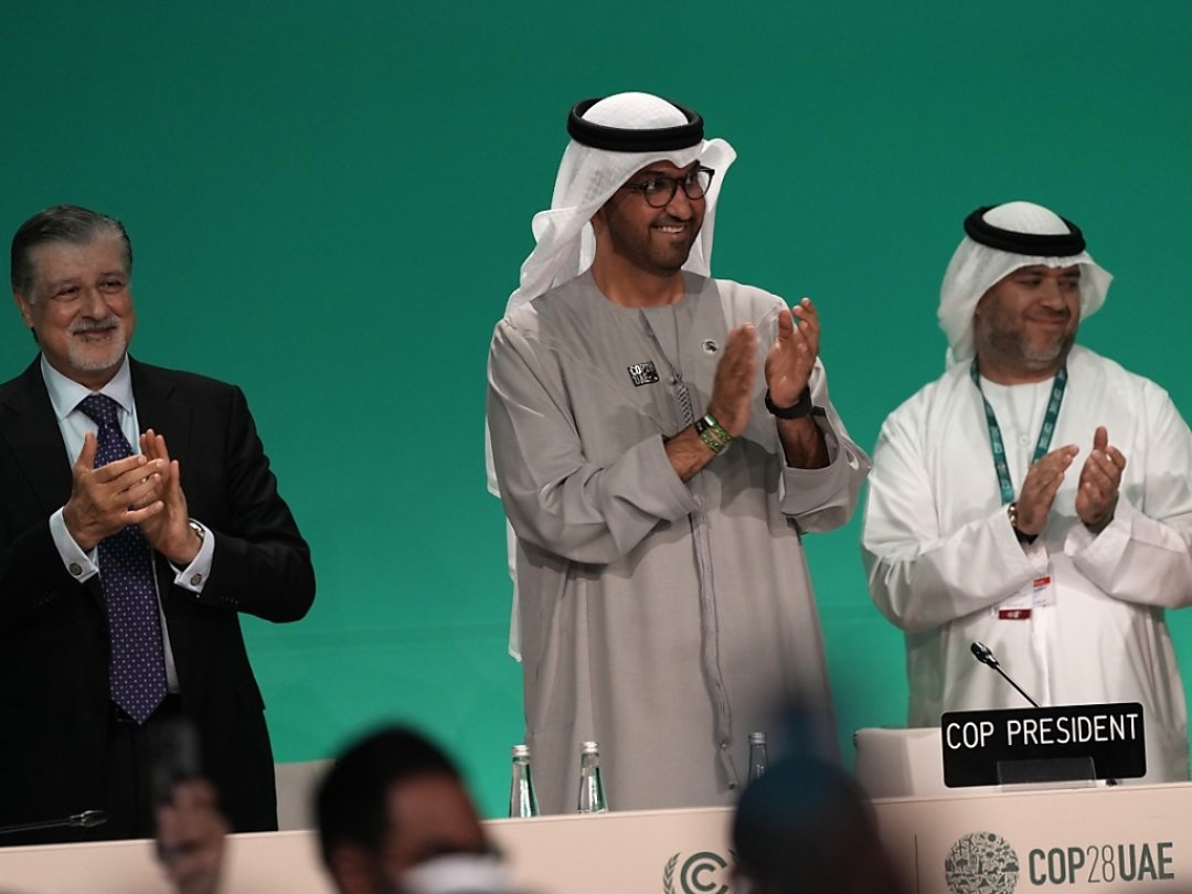 Le président de la COP28, Sultan Al Jaber (au centre), a salué "une décision historique".