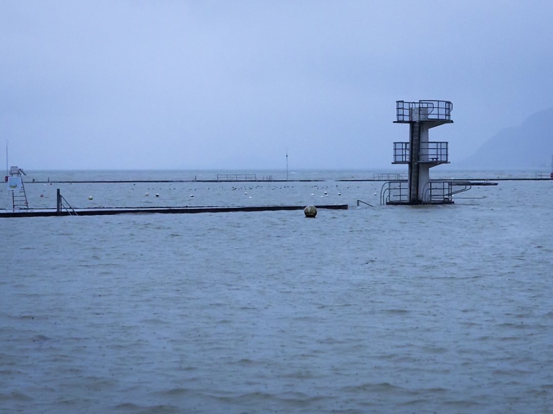 Le lac de Bienne a dépassé mercredi matin de 7 cm la cote d'alerte.