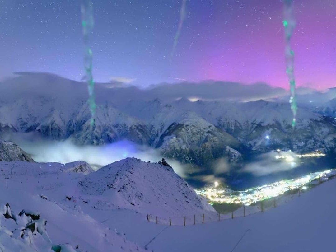 Phénomène rare, l'aurore boréale observée la nuit dernière a teinté le ciel du Valais de rose.