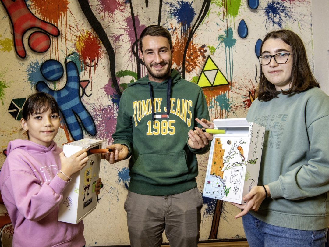 Liara Vingadas (à g.) et Léane Bruttin (à dr.) ont remporté le concours lancé par l'ASOA à Ardon, où travaille l'éducateur Vincent Délèze. Leurs dessins ornent désormais deux poubelles à puffs.