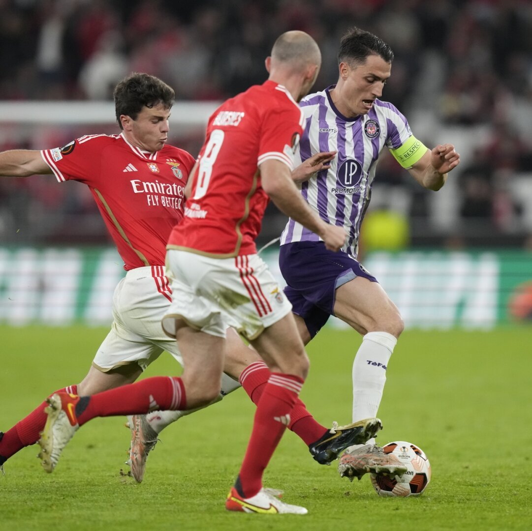 Vincent Sierro s'infiltre entre deux joueurs du Benfica Lisbonne lors d'un match d'Europa League
