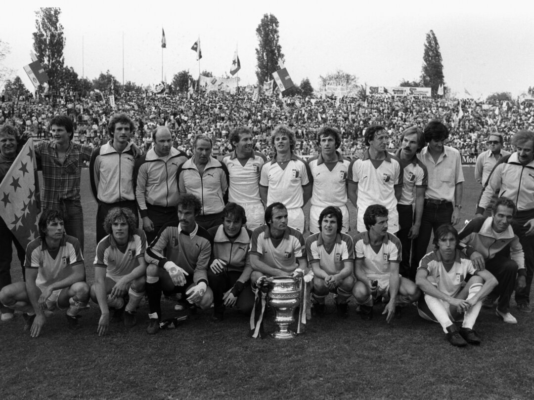 Les joueurs et les membres de l’encadrement du FC Sion posent avec la coupe après la victoire en finale contre les Young Boys le 26 mai 1980.