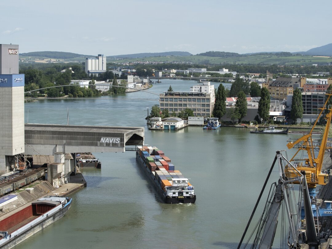 Les trois ports marchands suisses installés le long du Rhin (ici, celui de Bâle-Kleinhüningen) voient passer chaque année quelque 100 000 conteneurs.