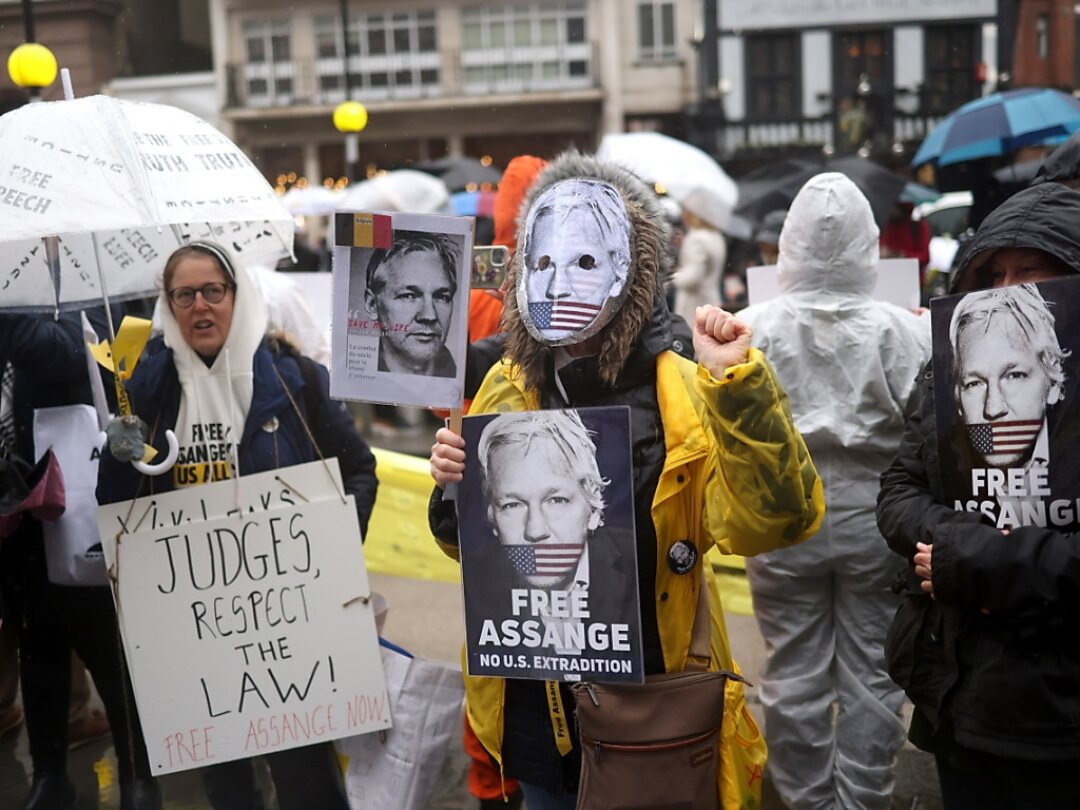 Comme la veille, des dizaines de manifestants se sont rassemblés sous la pluie devant la Haute Cour de Londres pour apporter leur soutien à Julian Assange.