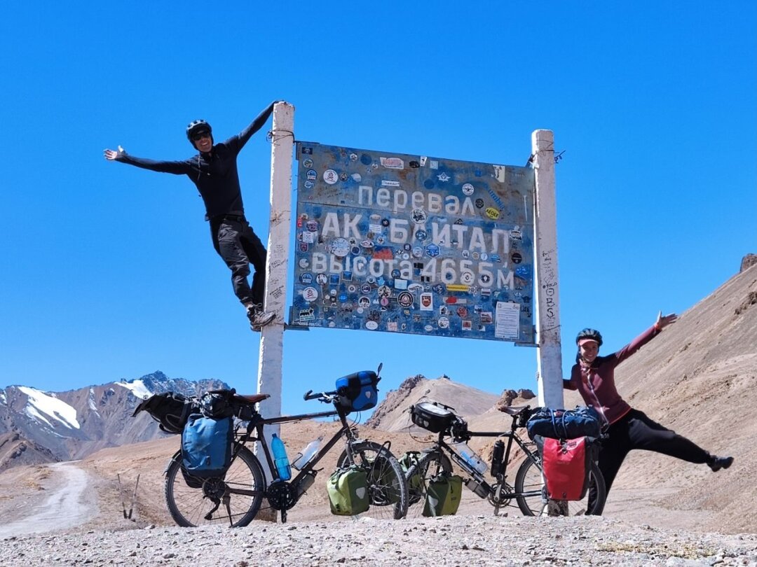 Emil Dickinson et Caroline Buttet au col Ak-Baital, à 4655 mètres d'altitude, au Tadjikistan. Le point culminant de leur voyage et un des souvenirs les plus marquants.