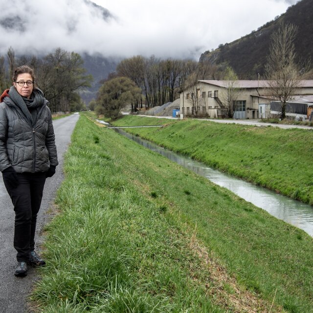 Marie Thérèse Sangra, secrétaire régionale du WWF Valais, déplore la manière dont les berges d'une portion du Canal du Syndicat sont entretenues.