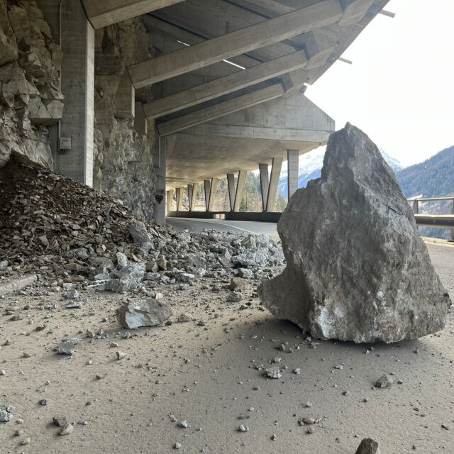 Un nouvel éboulement s’est produit vendredi sur la route entre Sierre et Vissoie. Un bloc de roche a notamment transpercé la galerie routière.