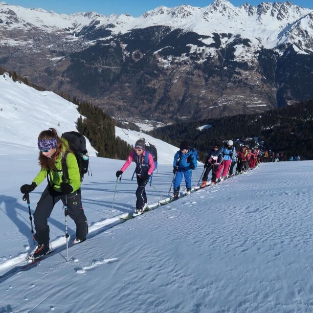 Léa Michellod, tout devant, et Marion Hofmann, à l’arrière, se sont rencontrées lors de camps de peau de phoque et de grimpe.