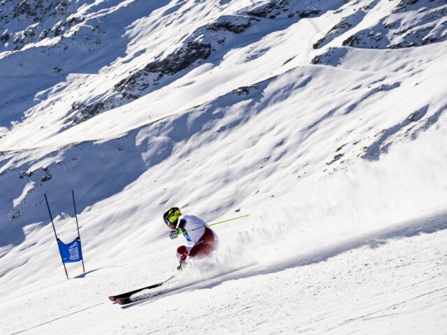 Ski alpin: à Zinal, les jeunes athlètes vivent leur baptême du feu en ...