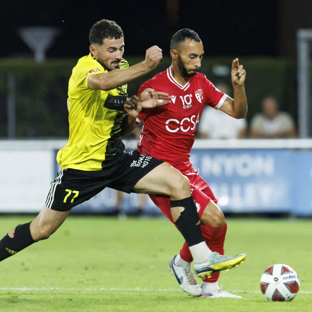 Tiago Escorza et Ali Kabacalman se disputent le ballon lors du match entre le Stade nyonnais et le FC Sion le 25 août au stade de Colovray.