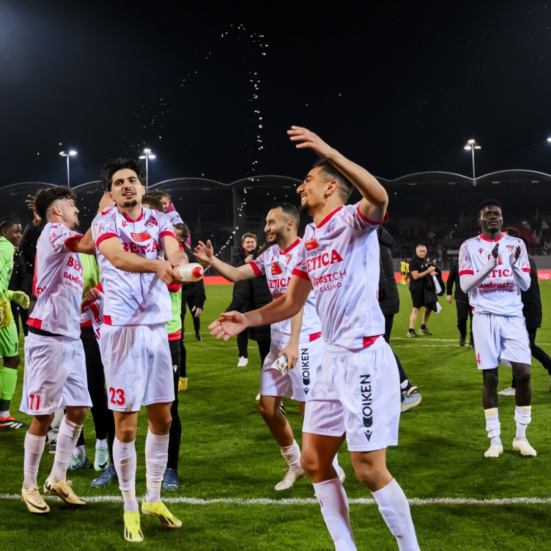 Les joueurs du FC Sion célèbrent avec leurs supporters la victoire obtenue contre les Young Boys en quart de finale de la Coupe de Suisse