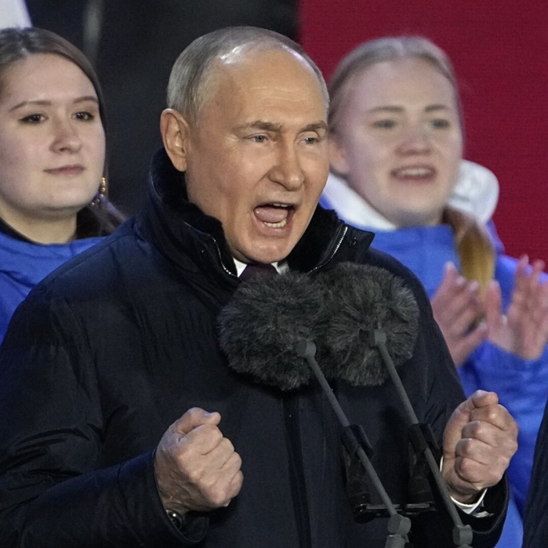 Vladimir Poutine s’exprime lors d’un concert marquant sa victoire à l’élection présidentielle et le dixième anniversaire de l’annexion de la Crimée par la Russie sur la place Rouge à Moscou.