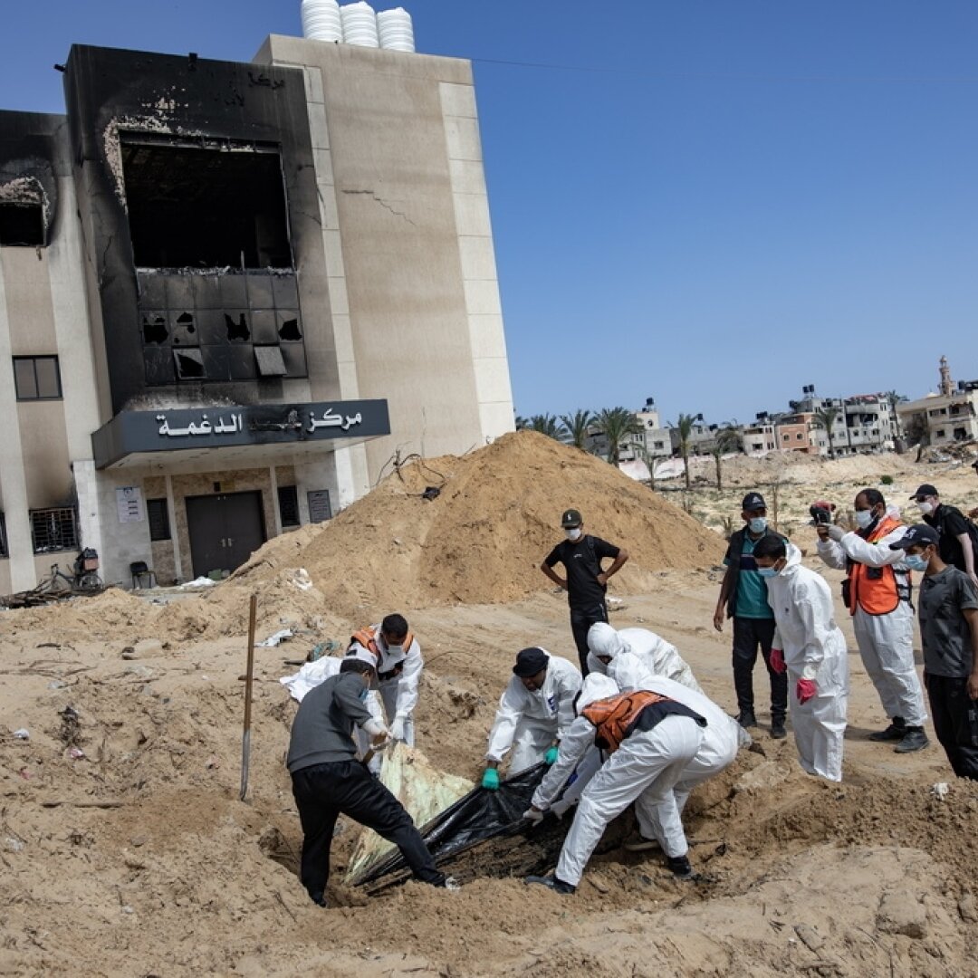 La défense civile de la bande de Gaza a retrouvé des corps dans l'enceinte de l'hôpital Nasser de Kan Younès, le 21 avril 2024.