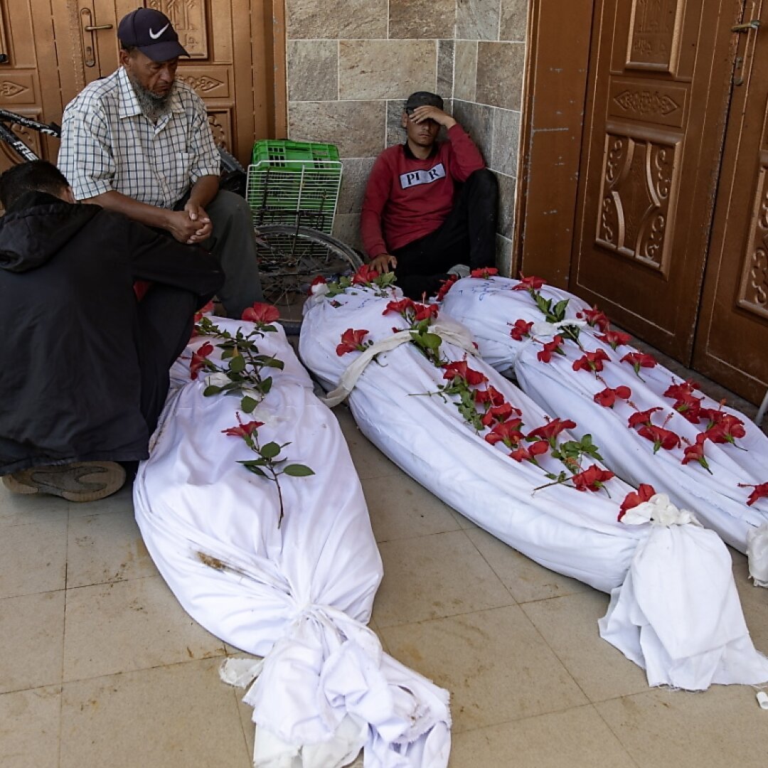 La Défense civile de Gaza a indiqué avoir exhumé depuis samedi 340 corps de personnes tuées et enterrées par les forces israéliennes dans des fosses communes à l'intérieur de l'hôpital Nasser.