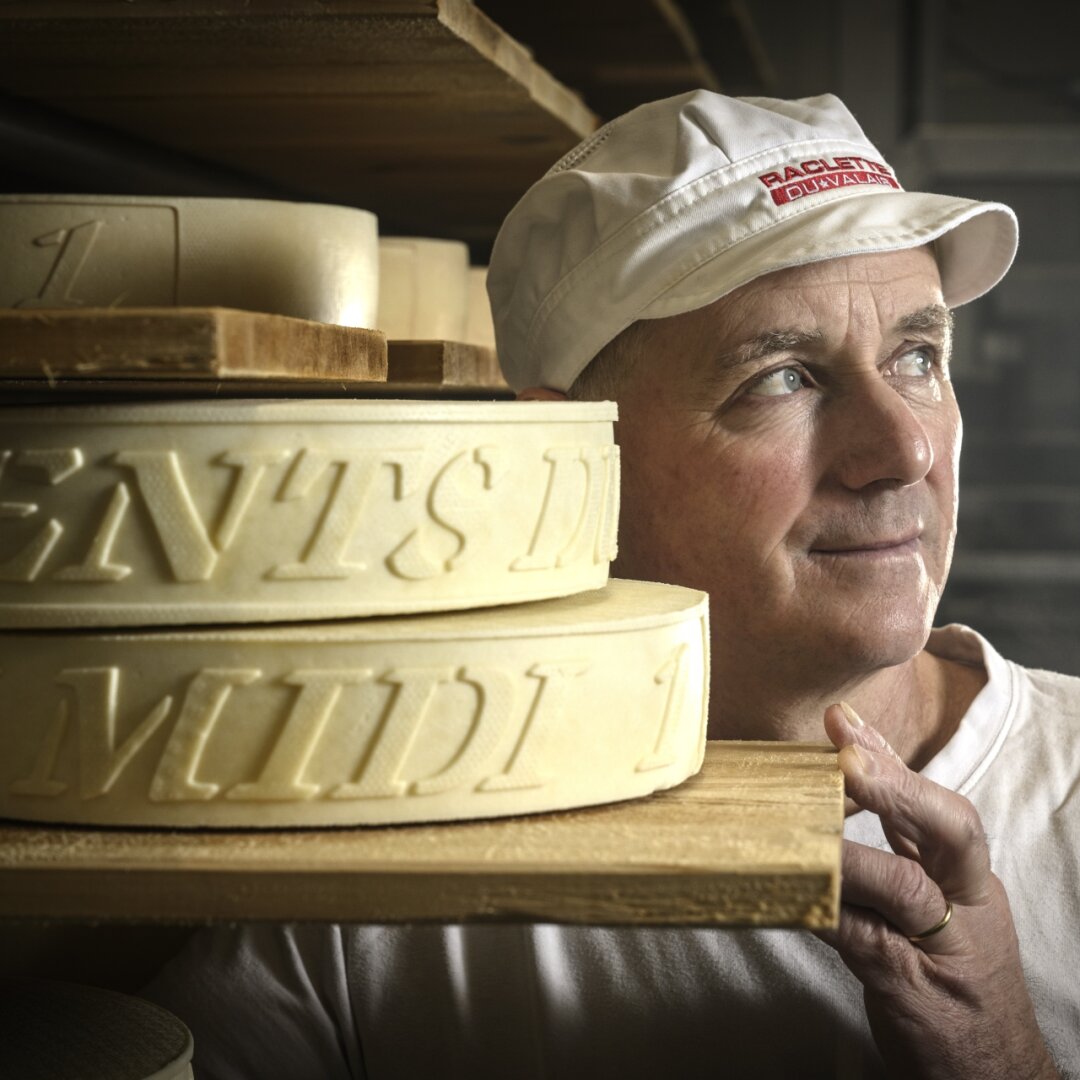 Laurent Ecoeur produit de l'AOP depuis trois ans. Cette année, son "Dents du Midi 1" a obtenu la meilleure note du Valais romand dans le classement de l’Interprofession Raclette du Valais AOP pour les fromages de laiterie.