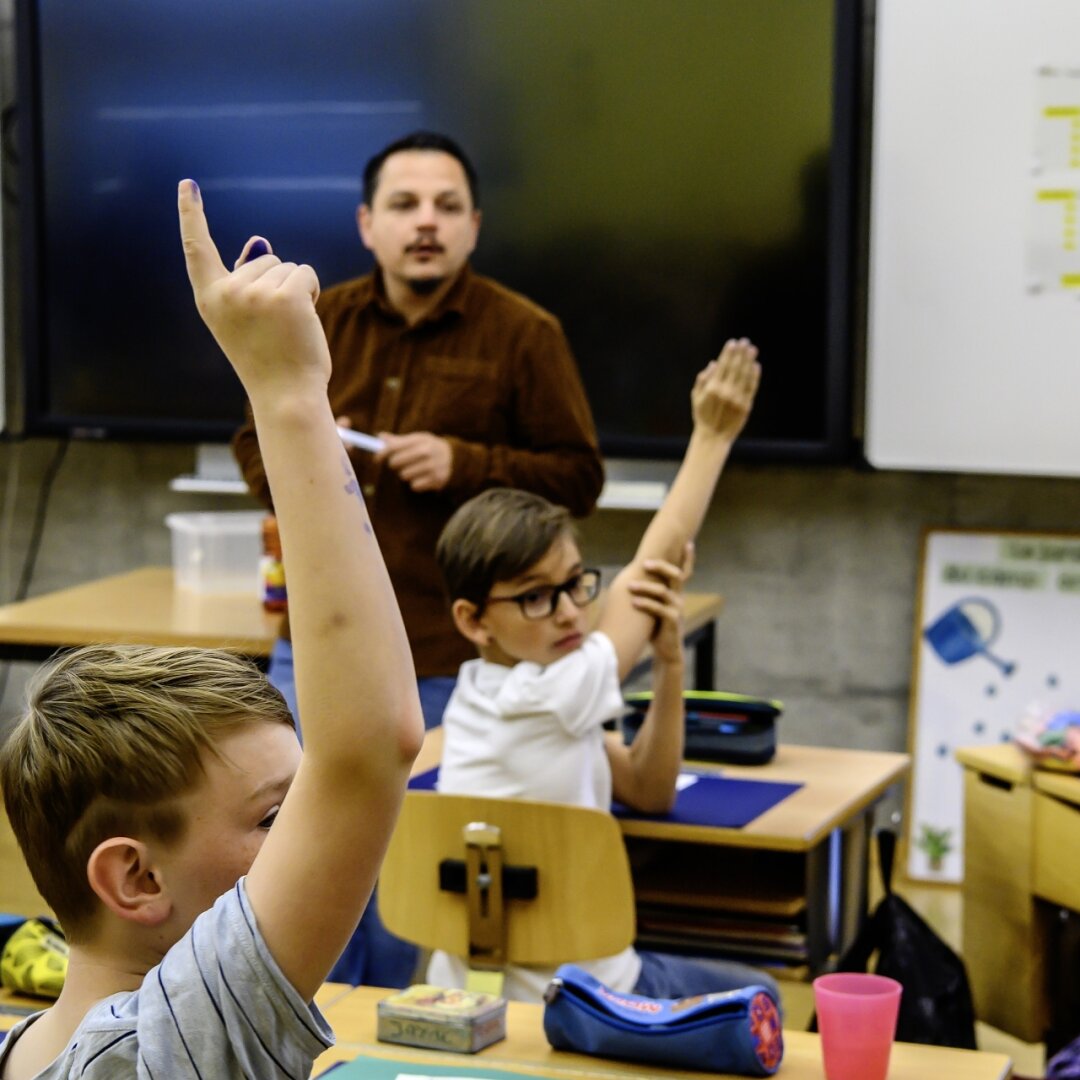 Les enseignants, ici Grégory Parchet, ont tous fait l'effort de ne pas utiliser l'écran numérique installé dans toutes les classes.