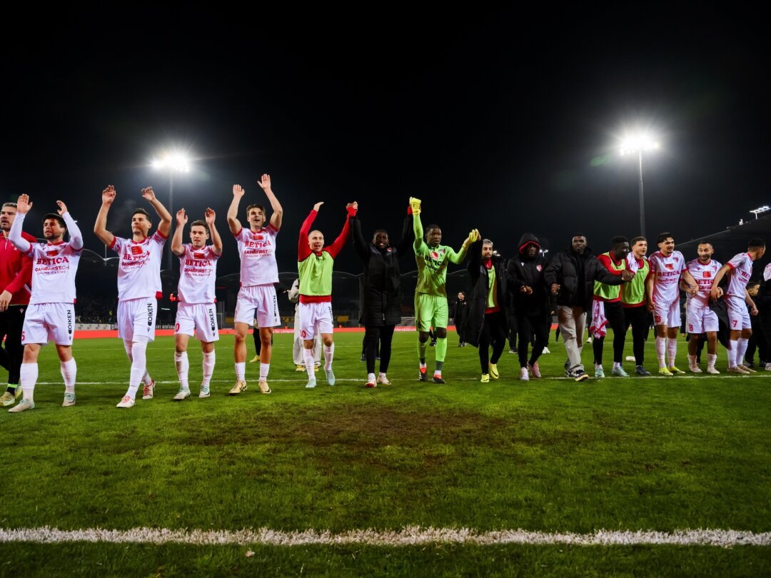 Les joueurs du FC Sion fêtent leur victoire contre les Young Boys devant le gradin nord du stade de Tourbillon jeudi.