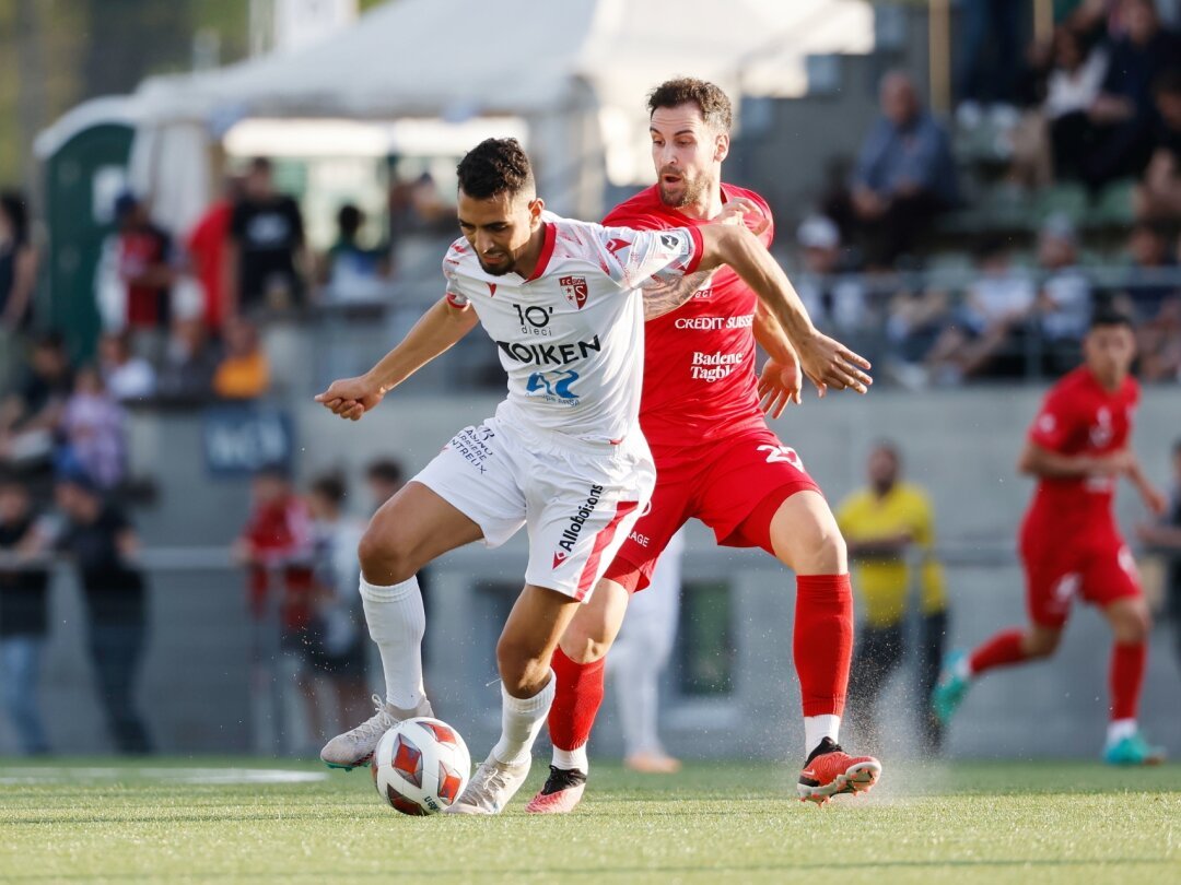 Ilyas Chouaref résiste à la charge de Davide Giampa lors du match entre le FC Sion et le FC Baden