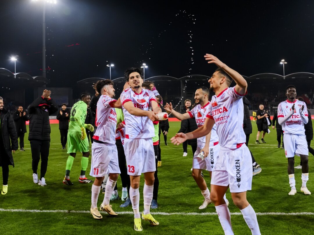 Les joueurs du FC Sion célèbrent avec leurs supporters la victoire obtenue contre les Young Boys en quart de finale de la Coupe de Suisse
