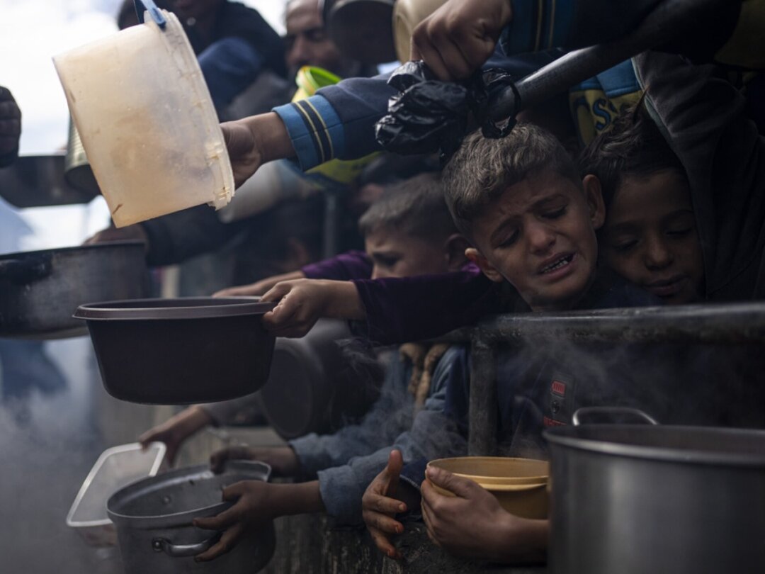 Des Palestiniens attendent une distribution de nourriture à Rafah, dans le sud de la bande de Gaza.