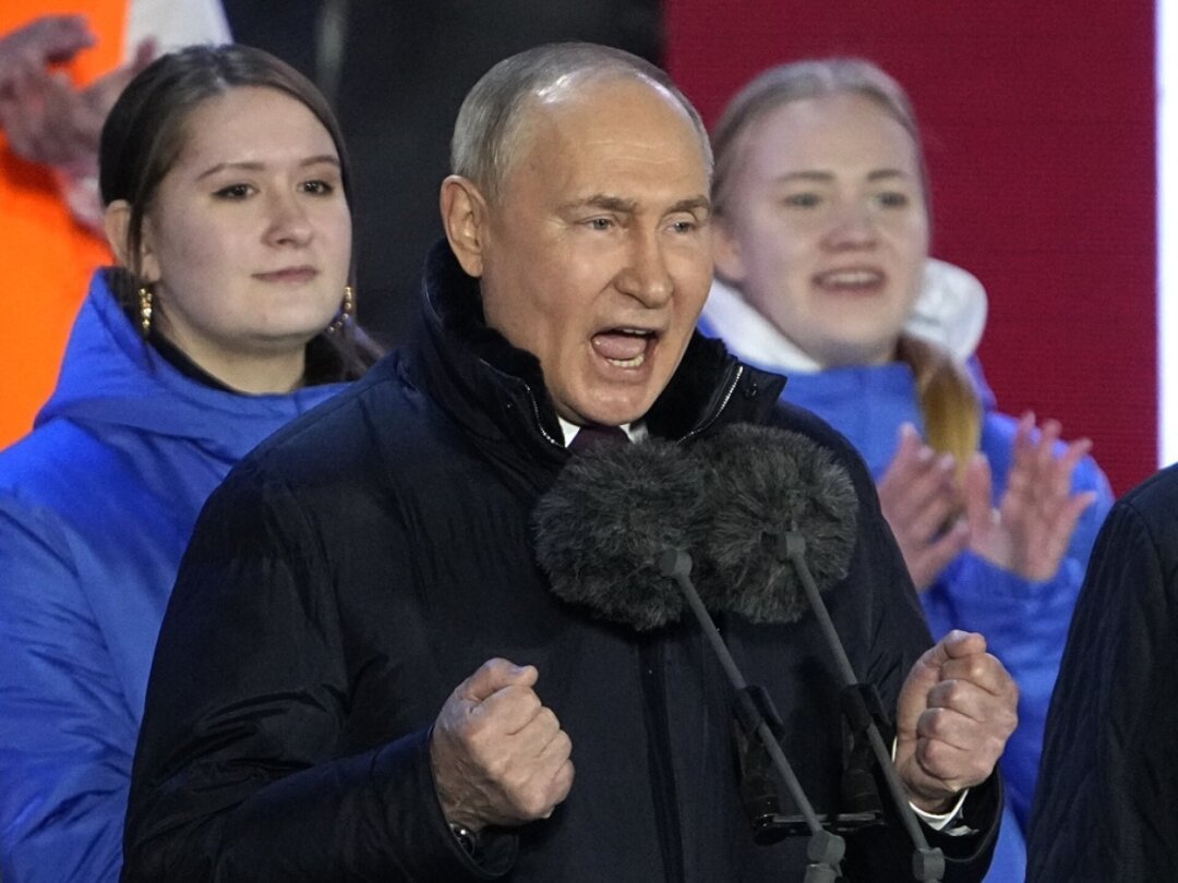 Vladimir Poutine s’exprime lors d’un concert marquant sa victoire à l’élection présidentielle et le dixième anniversaire de l’annexion de la Crimée par la Russie sur la place Rouge à Moscou.