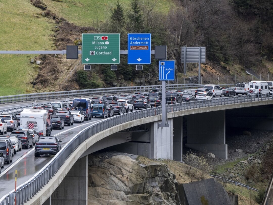 Les automobilistes qui se rendent au sud des Alpes doivent faire preuve de patience pour traverser le Gothard (archives).