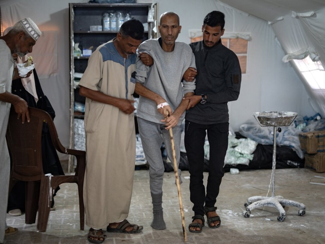 Un certain nombre de prisonniers libérés ont été envoyés à l'hôpital Abu Yousef al-Najjar pour y être soignés.