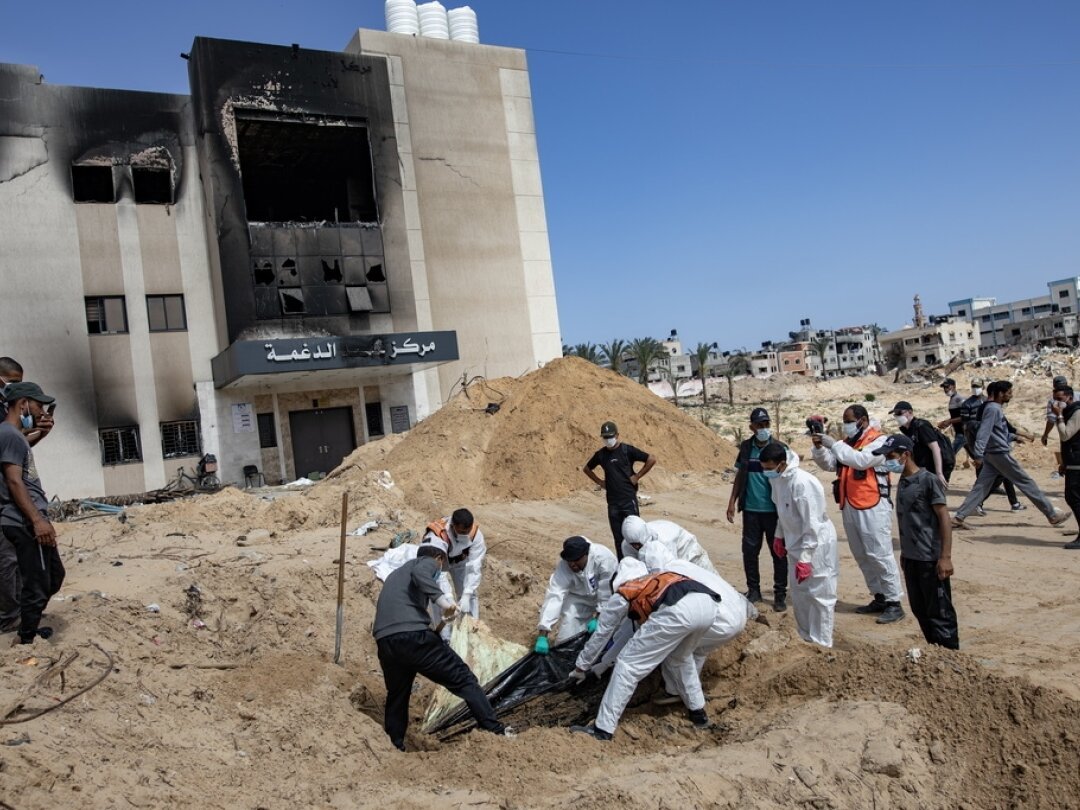 La défense civile de la bande de Gaza a retrouvé des corps dans l'enceinte de l'hôpital Nasser de Kan Younès, le 21 avril 2024.