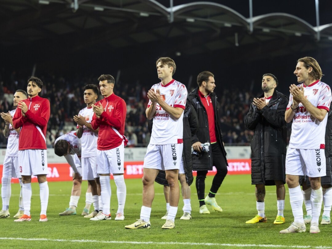 Les joueurs du FC Sion saluent les supporters du gradin nord de Tourbillon  à l'issue de la demi-finale de coupe face à Lugano.