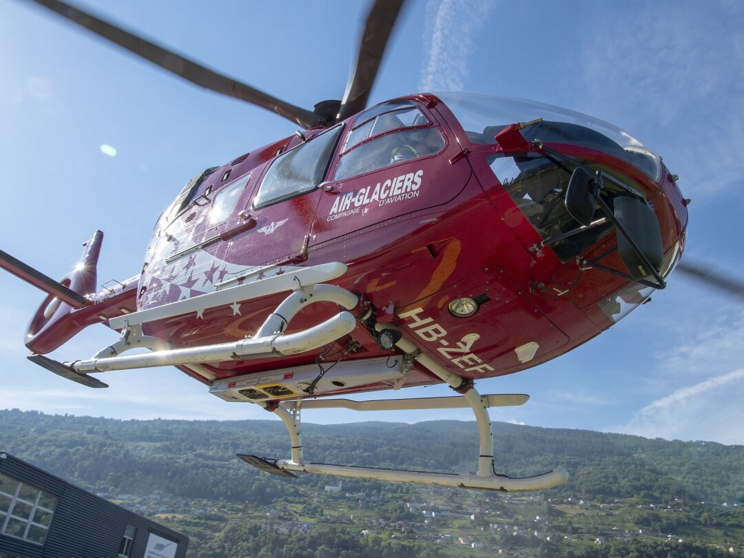 Un hélicoptère d'Air-Glaciers est intervenu pour aller cherché le corps retrouvé dans la région de Derborence.