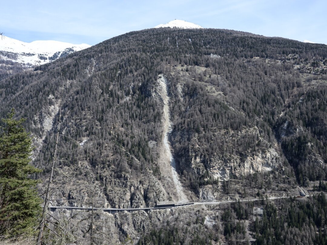 La masse rocheuse qui surplombe la route cantonale Sierre-Vissoie à la hauteur de la galerie des Croisettes est toujours instable.