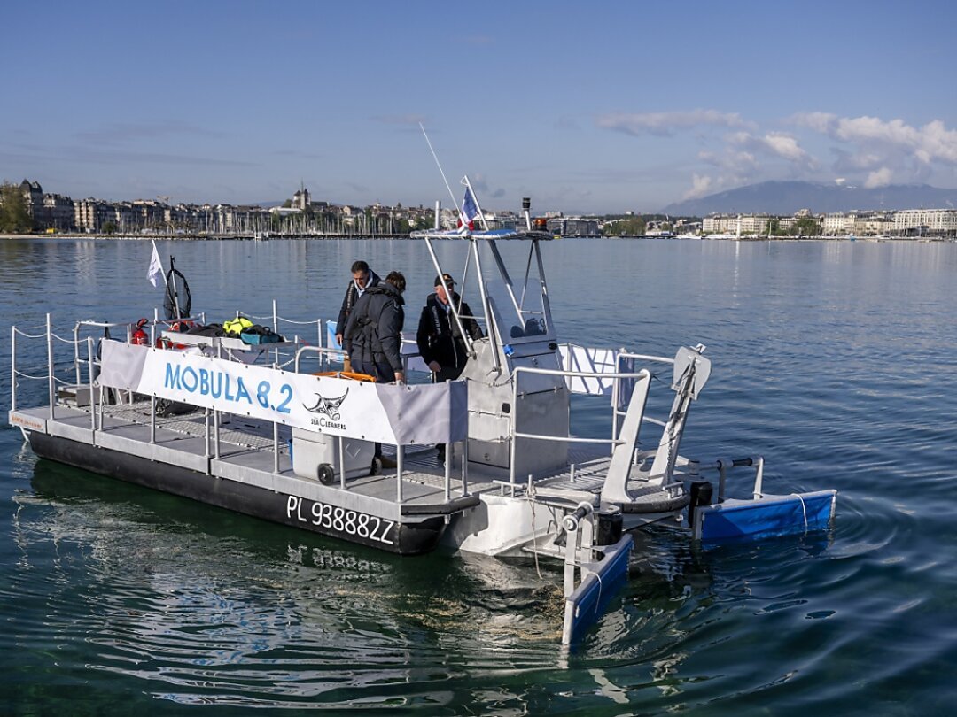 L'association SeaCleaners a présenté son nouveau bateau Mobula 8.2 dans la rade genevoise.