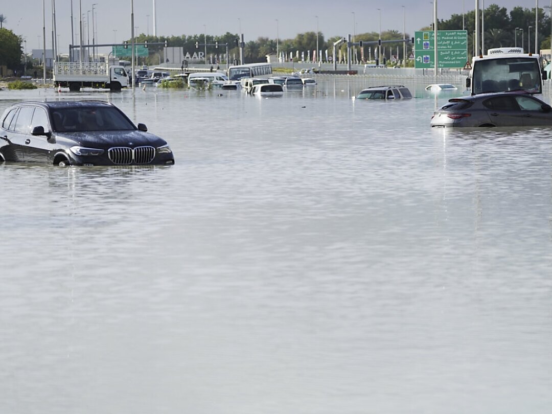 Dubaï sous les eaux, les pluies torrentielles ont peut-être été provoquées par des ensemencements de nuages.