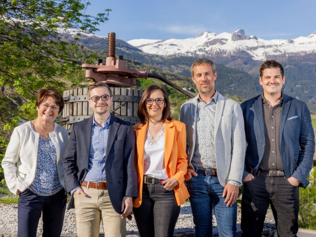 De g. à d.: Le Centre Crans-Montana présente la candidature de Heidi Antille au poste de vice-juge de commune, et celles de Patrick Clivaz, Marielle Clivaz, François Berclaz et Miladin Kalajdzic à l'exécutif.