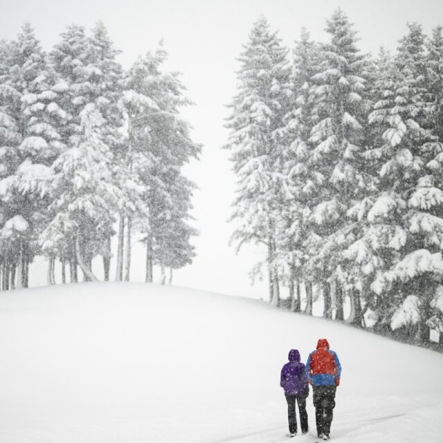 Des randonneurs marchaient dans la neige fraîchement tombée, à Margrethenberg, le 21 avril 2024. Les Alpes suisses avaient connu des chutes de neige tardives et abondantes (archives).