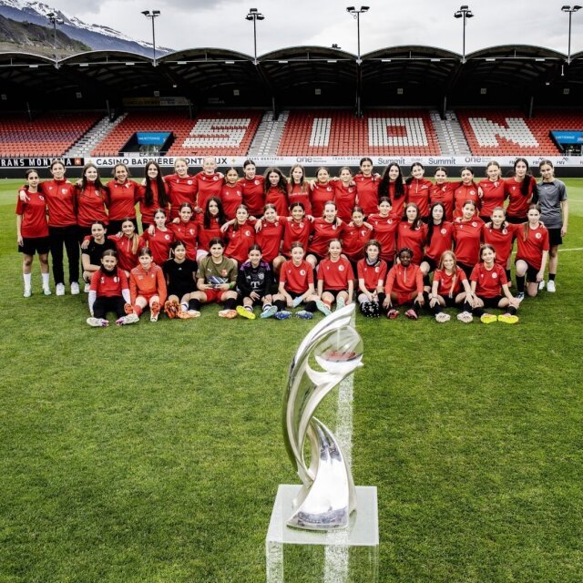 La relève du FC Sion féminin pose avec le trophée de l’Euro 2025 au stade de Tourbillon