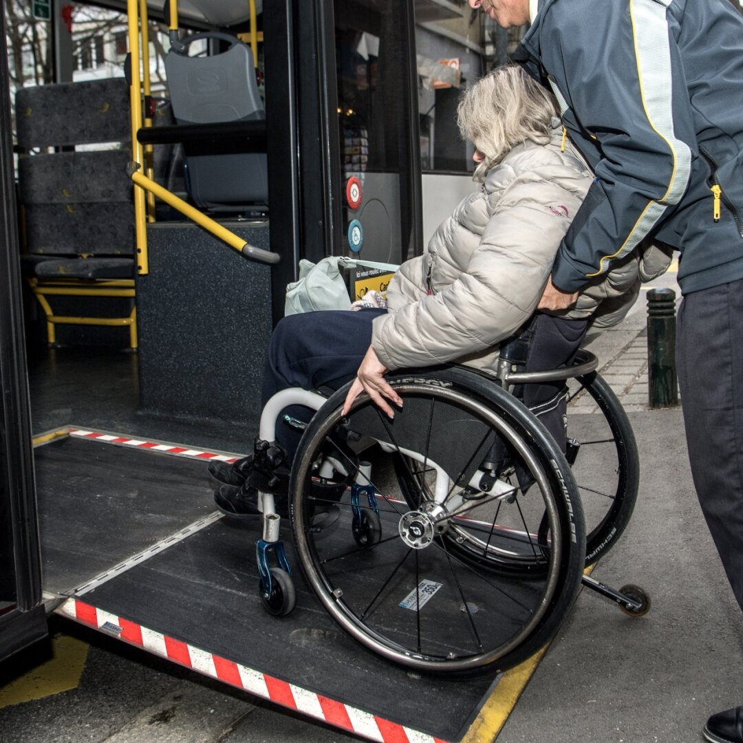 Les personnes en situation de handicap sont confrontées au quotidien à divers obstacles. Notamment lors de l'emprunt des transports publics.